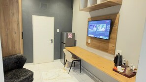 Escritorio y espacio para trabajar con laptop 