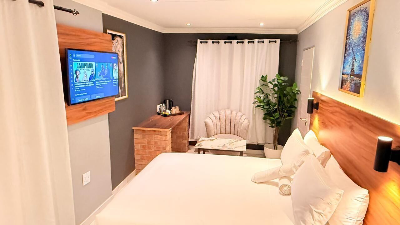 Deluxe Room | Desk, laptop workspace, iron/ironing board, free WiFi