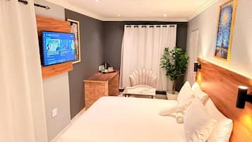 Deluxe Room | Desk, laptop workspace, iron/ironing board, free WiFi