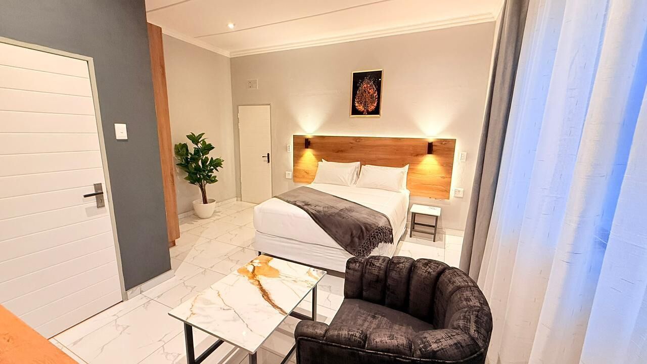 Deluxe Room | Desk, laptop workspace, iron/ironing board, free WiFi