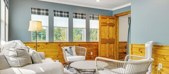 Cozy 3BR 3.5BA Lodge w/ Lake & Beach Access, Screened in Patio, Grill, Sunroom