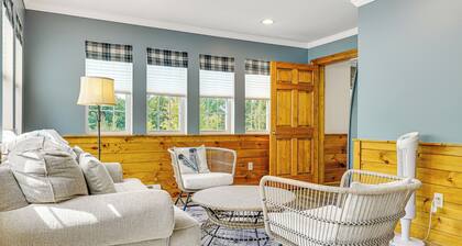 Cozy 3BR 3.5BA Lodge w/ Lake & Beach Access, Screened in Patio, Grill, Sunroom