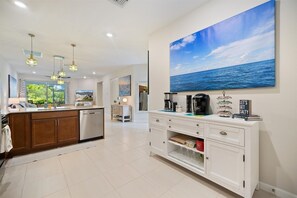 Interior - 2 Bedroom Villa - Resort pool & amenities - 2.5 miles from the beach - Sleeps 5 (Englewood)