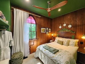 4 bedrooms, desk, iron/ironing board, WiFi - St. John's - Simply Divine, 4 BR, 2.5 Bath, Harpers Ferry (Harpers Ferry)