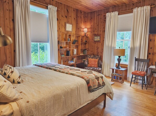 4 bedrooms, desk, iron/ironing board, WiFi