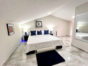 2 habitaciones, tabla de planchar con plancha, internet y ropa de cama