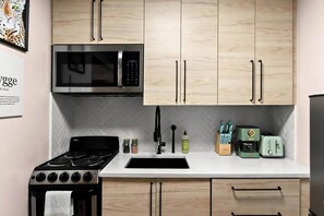Frigorifero, microonde, forno, piano cottura