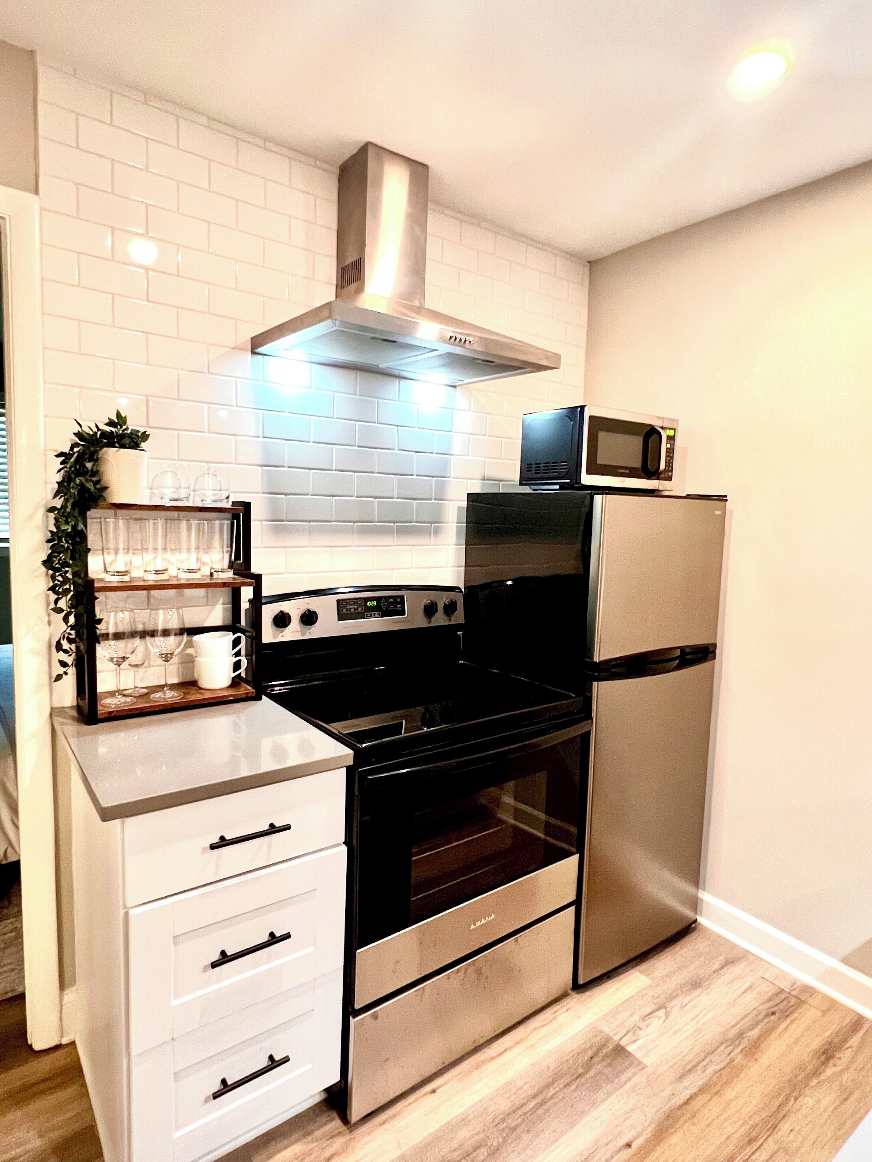 Réfrigérateur, four à micro-ondes, un four, surface de cuisson