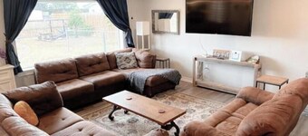 Texan delight- 6 bed house/large yard/streaming!