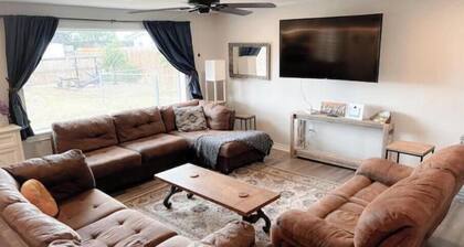 Texan delight- 6 bed house/large yard/streaming!
