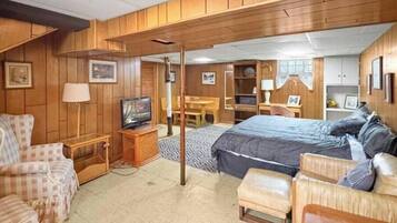 4 makuuhuonetta, työpöytä, silitysrauta/-lauta, vauvan matkasänky