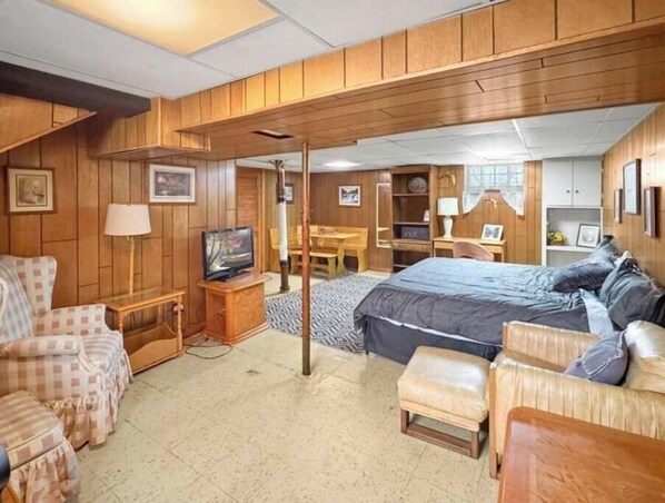4 bedrooms, desk, iron/ironing board, travel crib