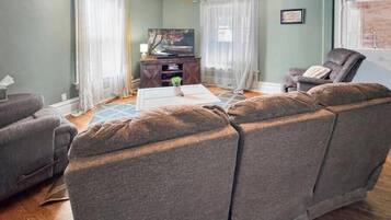 Älytelevisio, takka, videopelejä, DVD-soitin