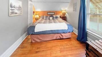 4 habitaciones, escritorio y tabla de planchar con plancha