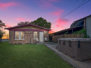 Terrace/patio - Little Buddy! 3 blocks to museum (Lubbock)