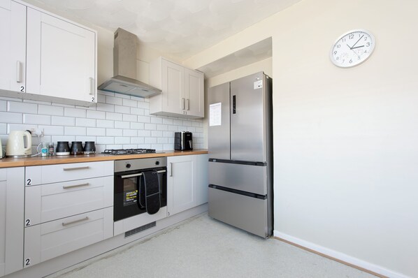 Microondas, horno, placa de cocina