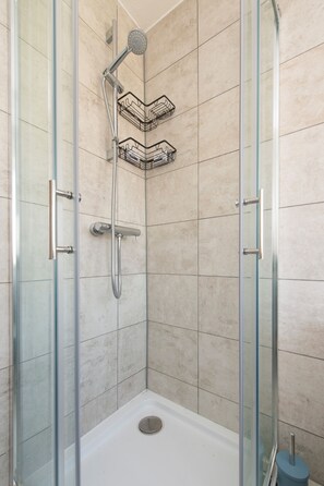 Regadera, secadora de cabello, toallas, jabón 