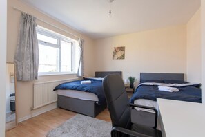 3 chambres, fer et planche à repasser, Wi-Fi, draps fournis