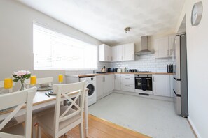 Microondas, horno, placa de cocina