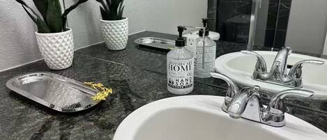 Doccia, asciugacapelli, asciugamani, sapone