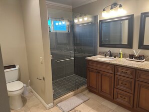 Dusch, handdukar, tvål och toalettpapper