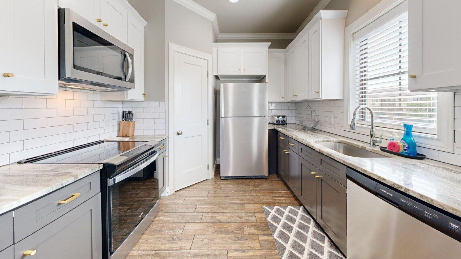 Refrigerador, microondas, horno y parrilla de estufa 