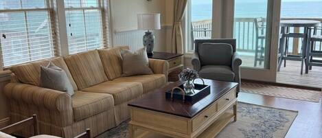 Una Smart TV, un reproductor de DVD, libros