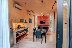Deluxe Apartment, Garden View | Private kitchen | Fridge, microwave, cookware/dishes/utensils - Casa Oneiro Hotel Boutique & Suites (Mérida)