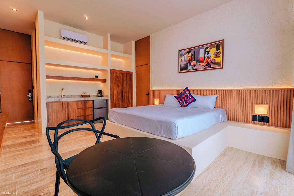 Deluxe Studio Suite, Garden View | Premium bedding, minibar, in-room safe, desk