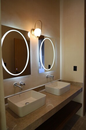 Deluxe Apartment, Garden View | Bathroom | Shower, free toiletries, hair dryer, towels