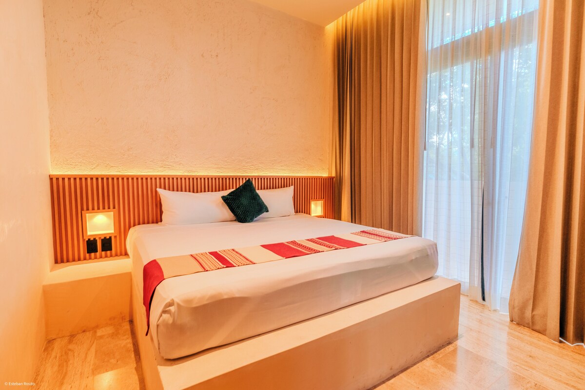 Deluxe Apartment, Garden View | Peralatan tempat tidur premium, bar mini, peti besi dalam bilik, meja 