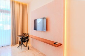 Deluxe Double Room, 2 Double Beds, Housekeeping, Garden View | Living area