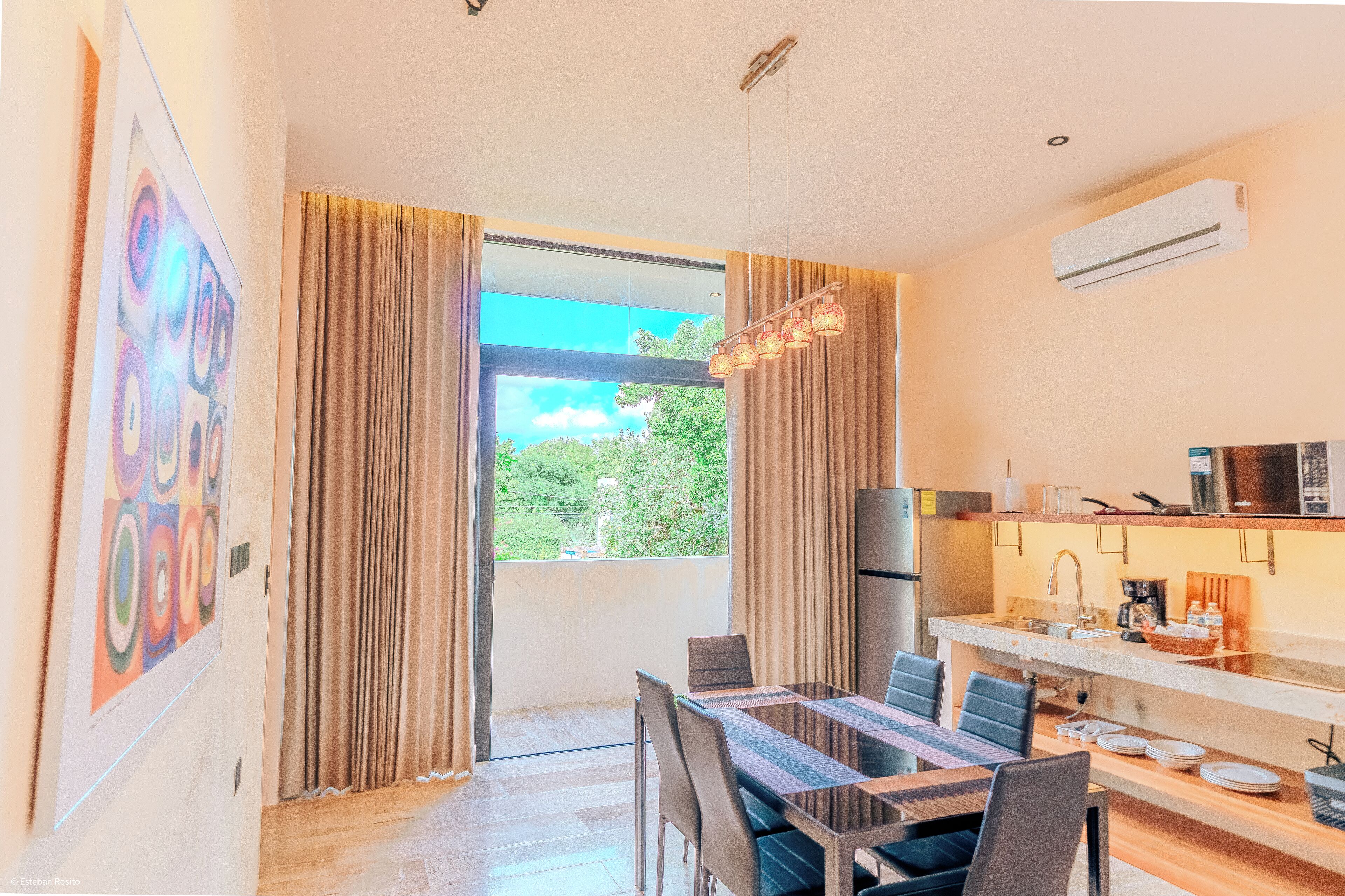 Departamento Deluxe, vista al jardín | Cocina privada | Refrigerador, microondas y utensilios de cocina 