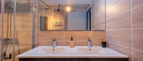 Shower, hair dryer, towels