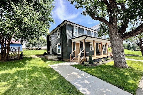 Modern Broadway stay across from Heritage Park & Linville Creek