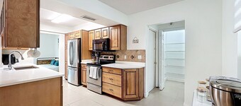 Fully Furnished 4BR Home w/ A/C Wi-Fi, Free Parking – Quiet Near Tampa