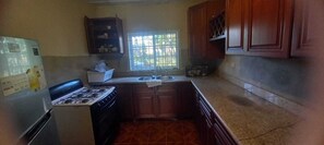 Kühlschrank, Mikrowelle, Herdplatte, Wasserkocher