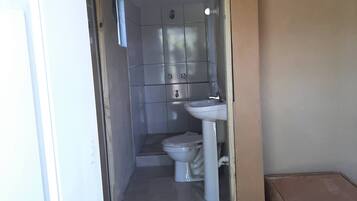 Een douche, een haardroger, handdoeken, zeep