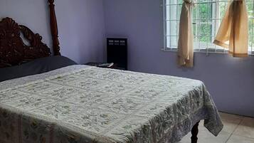 Een strijkplank/strijkijzer, gratis wifi, beddengoed