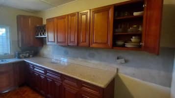 Jääkaappi, mikroaaltouuni, liesi, vedenkeitin