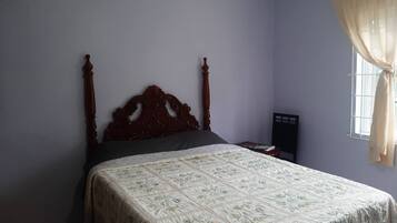 Een strijkplank/strijkijzer, gratis wifi, beddengoed