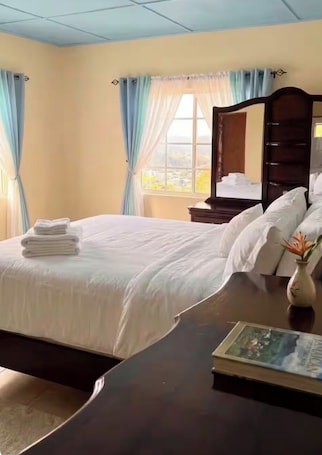 4 bedrooms, iron/ironing board, free WiFi, bed sheets. Entire Hilltop Retreat – 4BR Home, King Suite & Panoramic Views – Mandeville