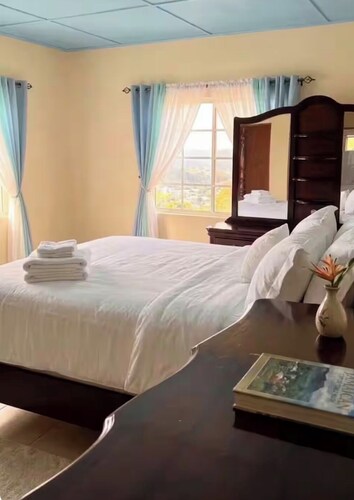 Entire Hilltop Retreat – 4BR Home, King Suite & Panoramic Views – Mandeville