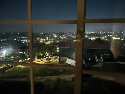 Cool 4BR Hilltop Home, King Bed & View – Mandeville