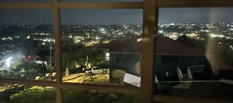 Cool 4BR Hilltop Home, King Bed & View – Mandeville