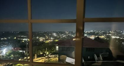 Cool 4BR Hilltop Home, King Bed & View – Mandeville