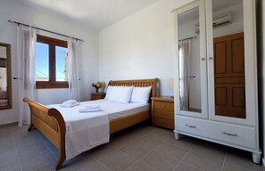 3 slaapkamers, een strijkplank/strijkijzer, reisbedje, gratis wifi