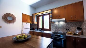 Køleskab, ovn, kogeplade, kaffe-/temaskine