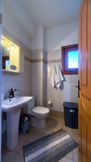Shower, hair dryer, towels, shampoo