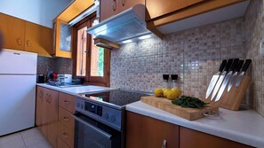 Fridge, oven, stovetop, coffee/tea maker